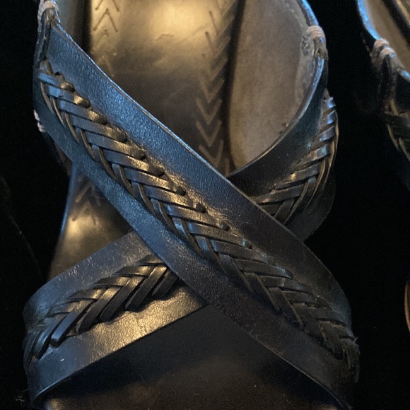 Fun and fashionable leather sandals. - Picture 2 of 5